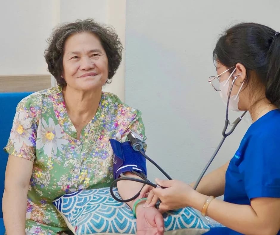 Đo huyết áp sàng lọc sức khỏe trước khi điều trị nha khoa