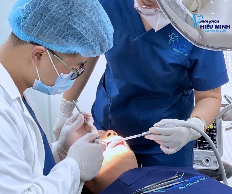 Ekip bác sĩ thực hiện tiểu phẫu nhổ răng khôn