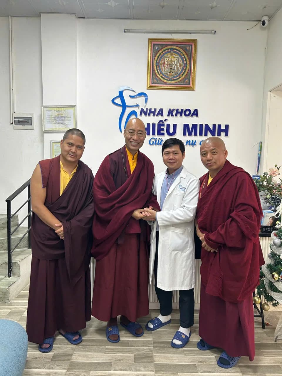 Ths.Bs Đàm Trọng Hiếu cùng chư tăng đoàn Ấn Độ tới khám và điều trị tại Nha khoa Hiếu Minh