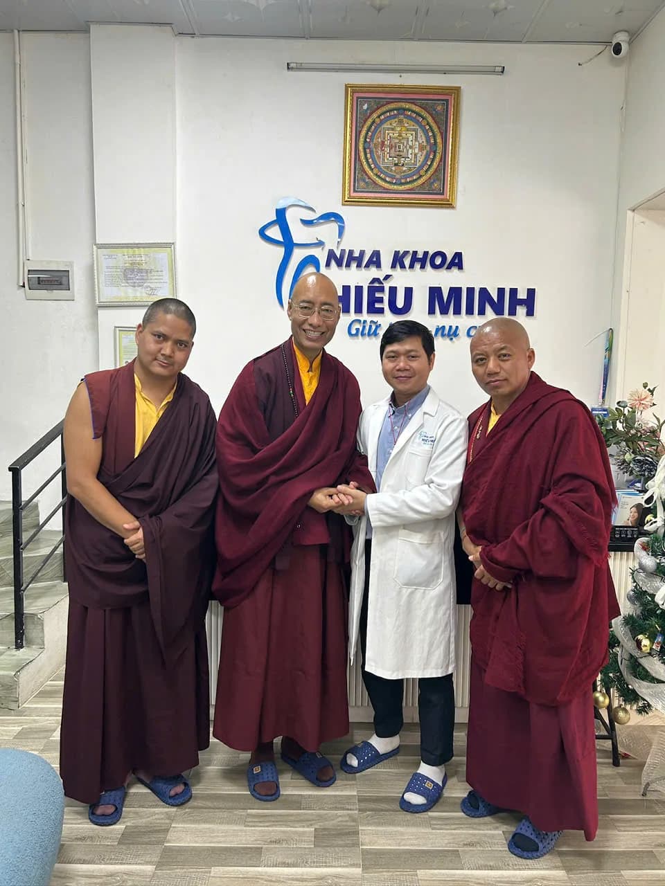 Đoàn chư tăng từ Ấn Độ chụp ảnh cùng đội ngũ Nha khoa Hiếu Minh sau khi điều trị
