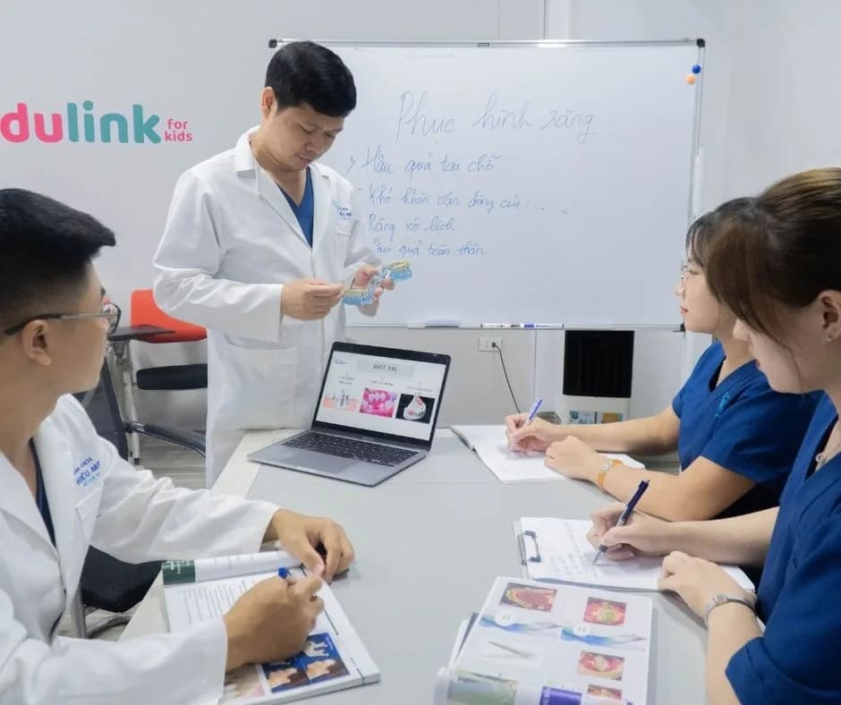 Buổi đào tạo chuyên môn nội bộ của đội ngũ Nha khoa Hiếu Minh