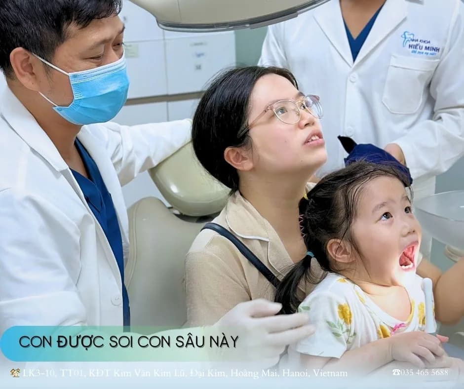 Mẹ đưa bé đi khám răng định kỳ tại Nha khoa Hiếu Minh