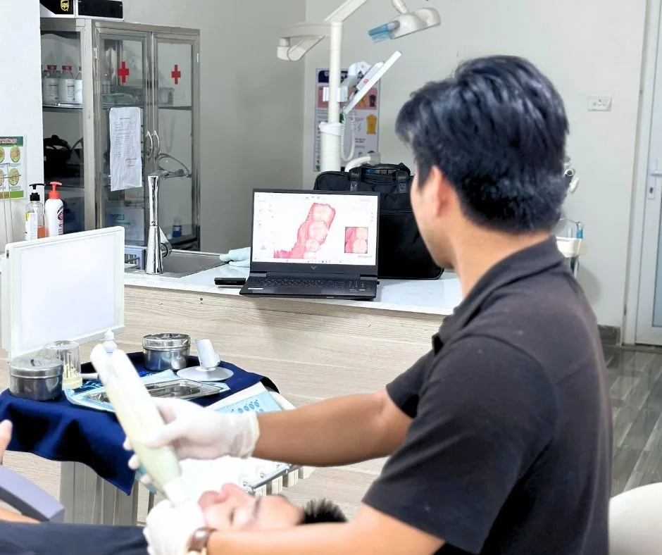 Bác sĩ tư vấn kế hoạch điều trị cho khách hàng