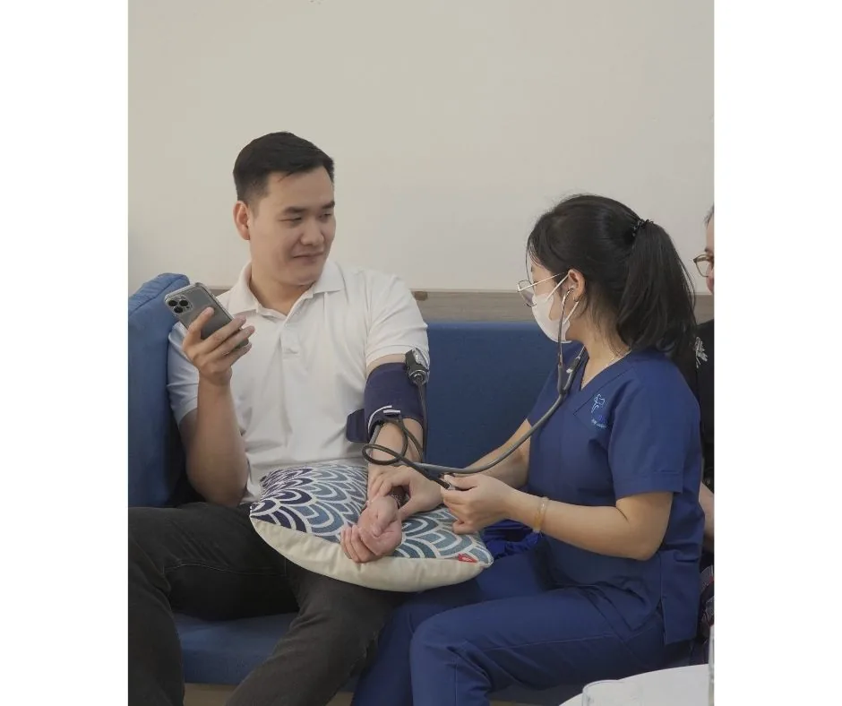 Điều dưỡng kiểm tra sức khỏe và tư vấn cho khách hàng