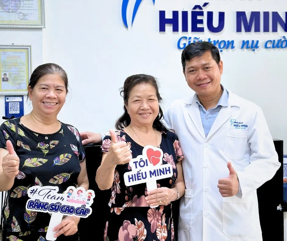 Nhóm khách hàng chụp ảnh cùng bác sĩ sau khi hoàn tất điều trị