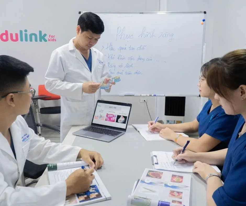 Buổi đào tạo chuyên môn nội bộ của đội ngũ Nha khoa Hiếu Minh