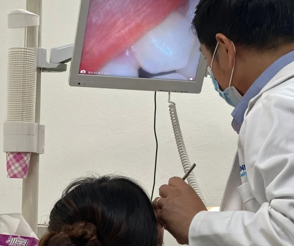 Hình ảnh nội soi răng hiển thị chi tiết trên màn hình phòng điều trị