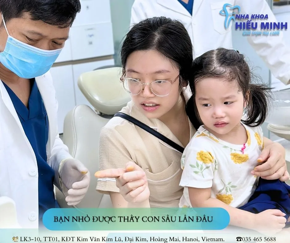 Bé lần đầu được bác sĩ cho xem con sâu răng của mình